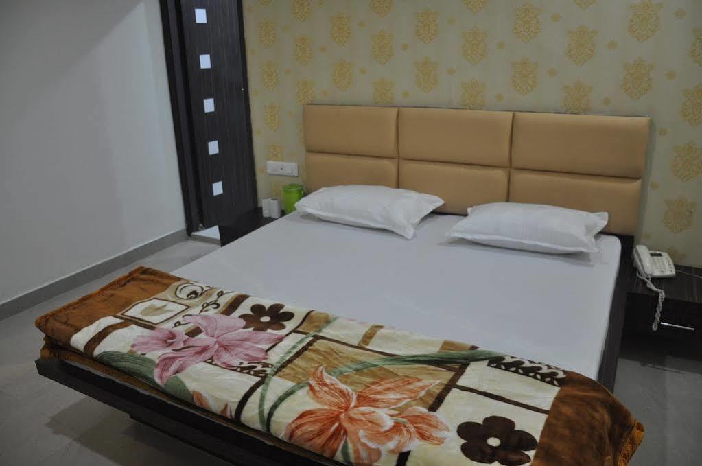 Hotel Silver Stone Ludhiana Extérieur photo